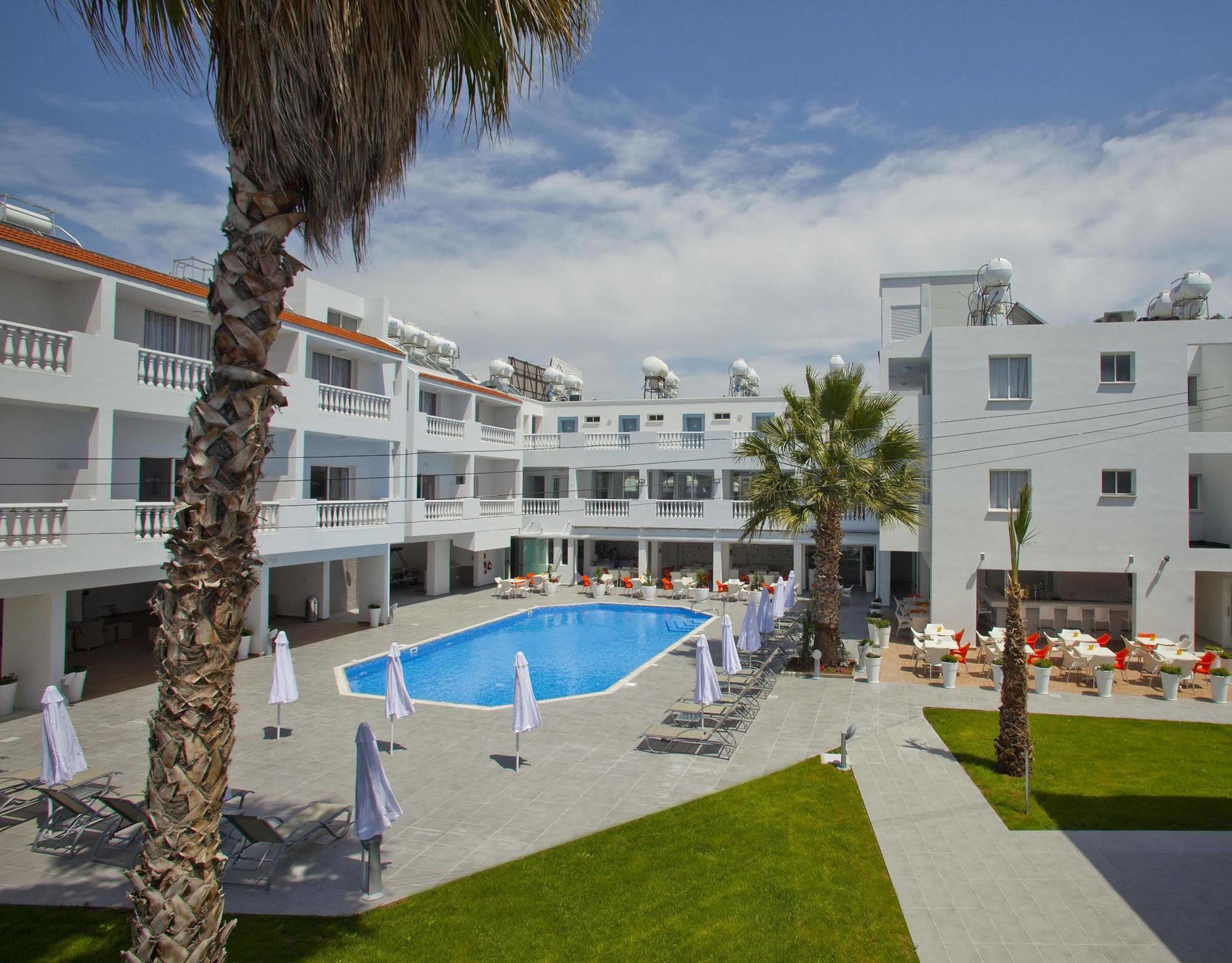 Princessa Vera Hotel Apartments Paphos Exterior photo